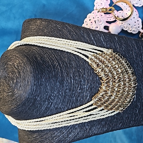 Vintage lot of 8 gold tone pieces of jewelry, faux pearls brooch - Picture 16 of 16